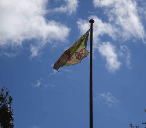 Eine Studebaker's Flagge weht in Dänemark